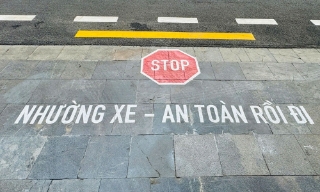 Cục CSGT thí điểm sơn chữ "Nhường xe - an toàn rồi đi” trên đường Hà Nội